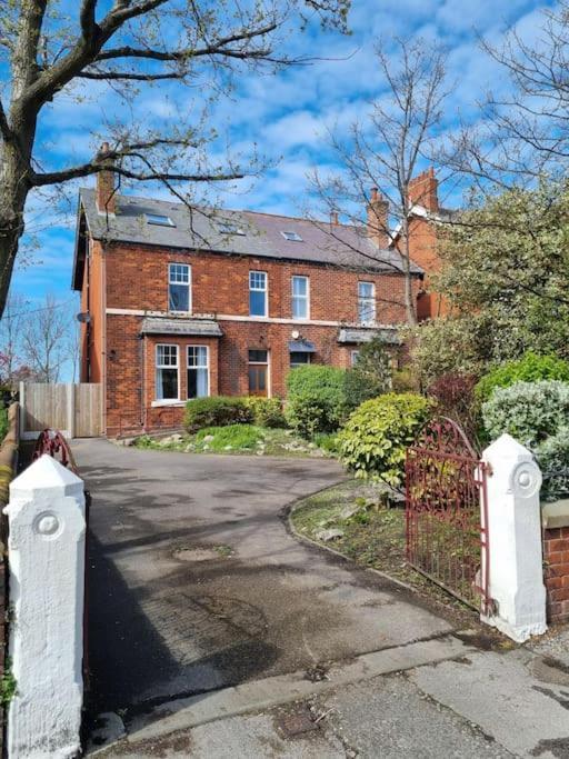 The Hot Tub Townhouse By Holiday Heim Lytham St Annes Exterior photo