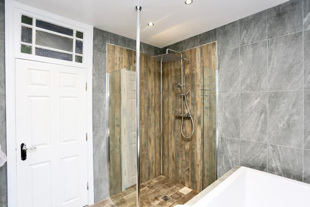 The Hot Tub Townhouse By Holiday Heim Lytham St Annes Exterior photo