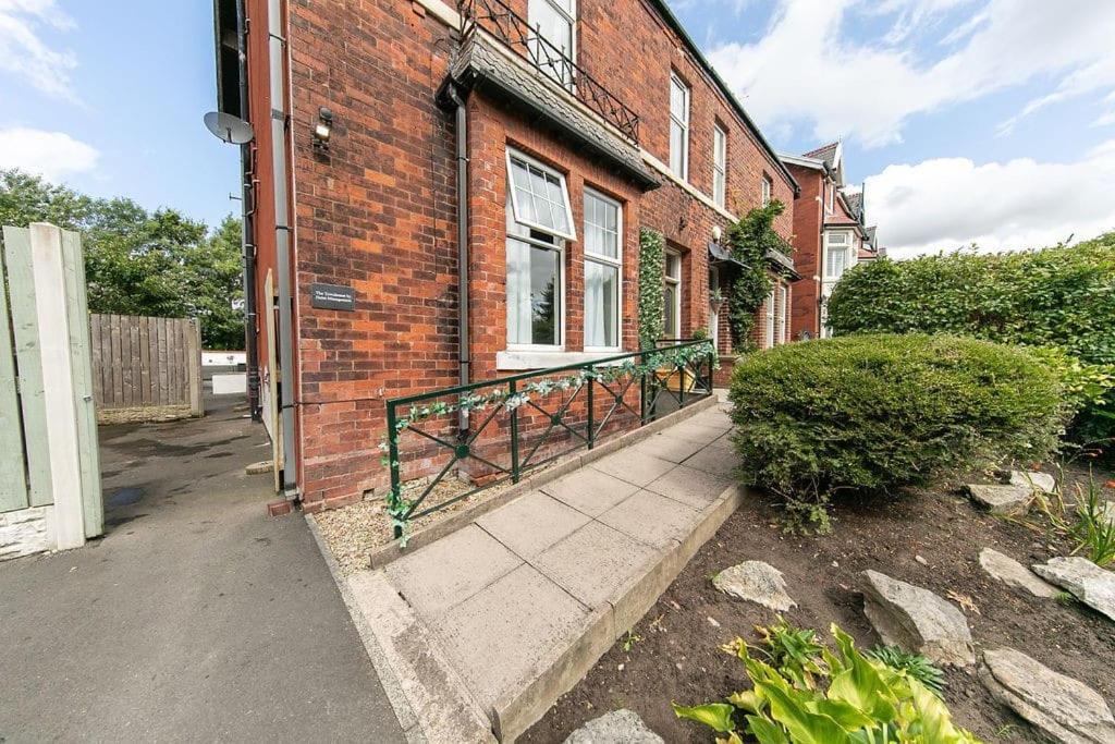 The Hot Tub Townhouse By Holiday Heim Lytham St Annes Exterior photo