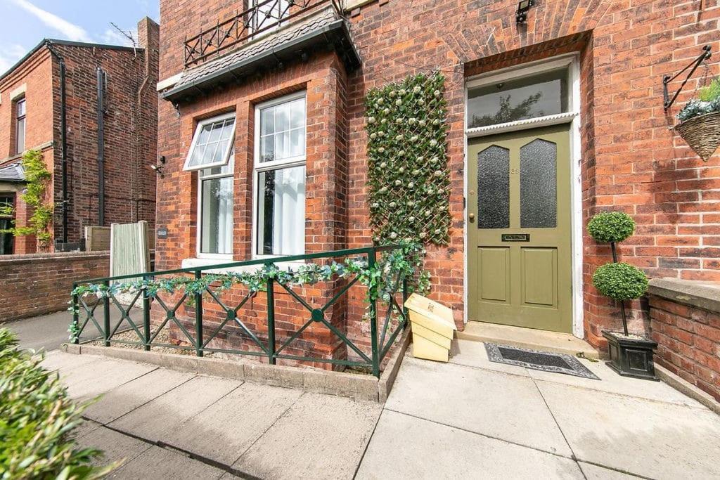 The Hot Tub Townhouse By Holiday Heim Lytham St Annes Exterior photo