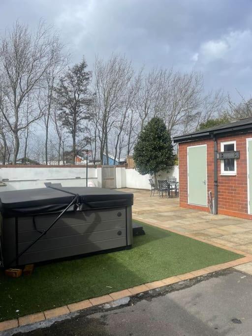 The Hot Tub Townhouse By Holiday Heim Lytham St Annes Exterior photo