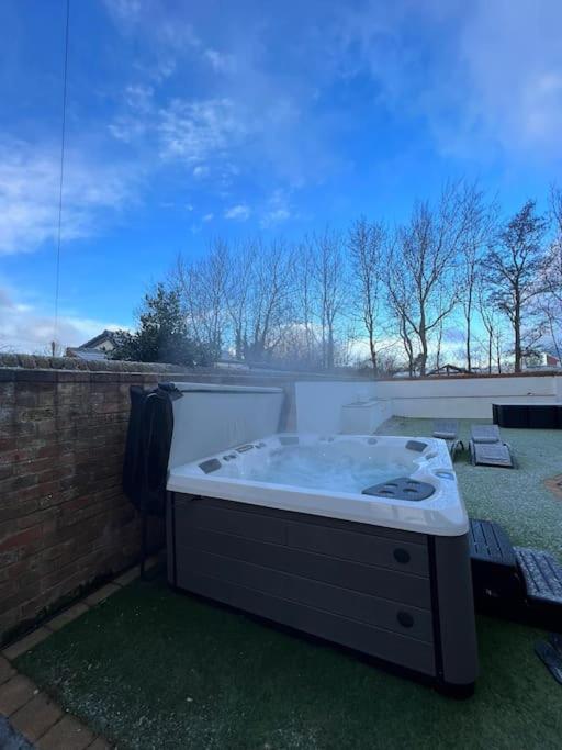 The Hot Tub Townhouse By Holiday Heim Villa Lytham St Annes Exterior photo