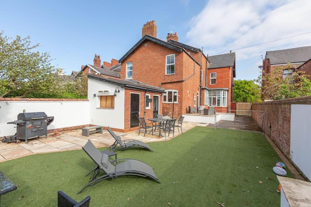 The Hot Tub Townhouse By Holiday Heim Lytham St Annes Exterior photo