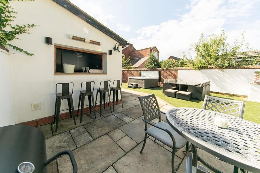 The Hot Tub Townhouse By Holiday Heim Lytham St Annes Exterior photo
