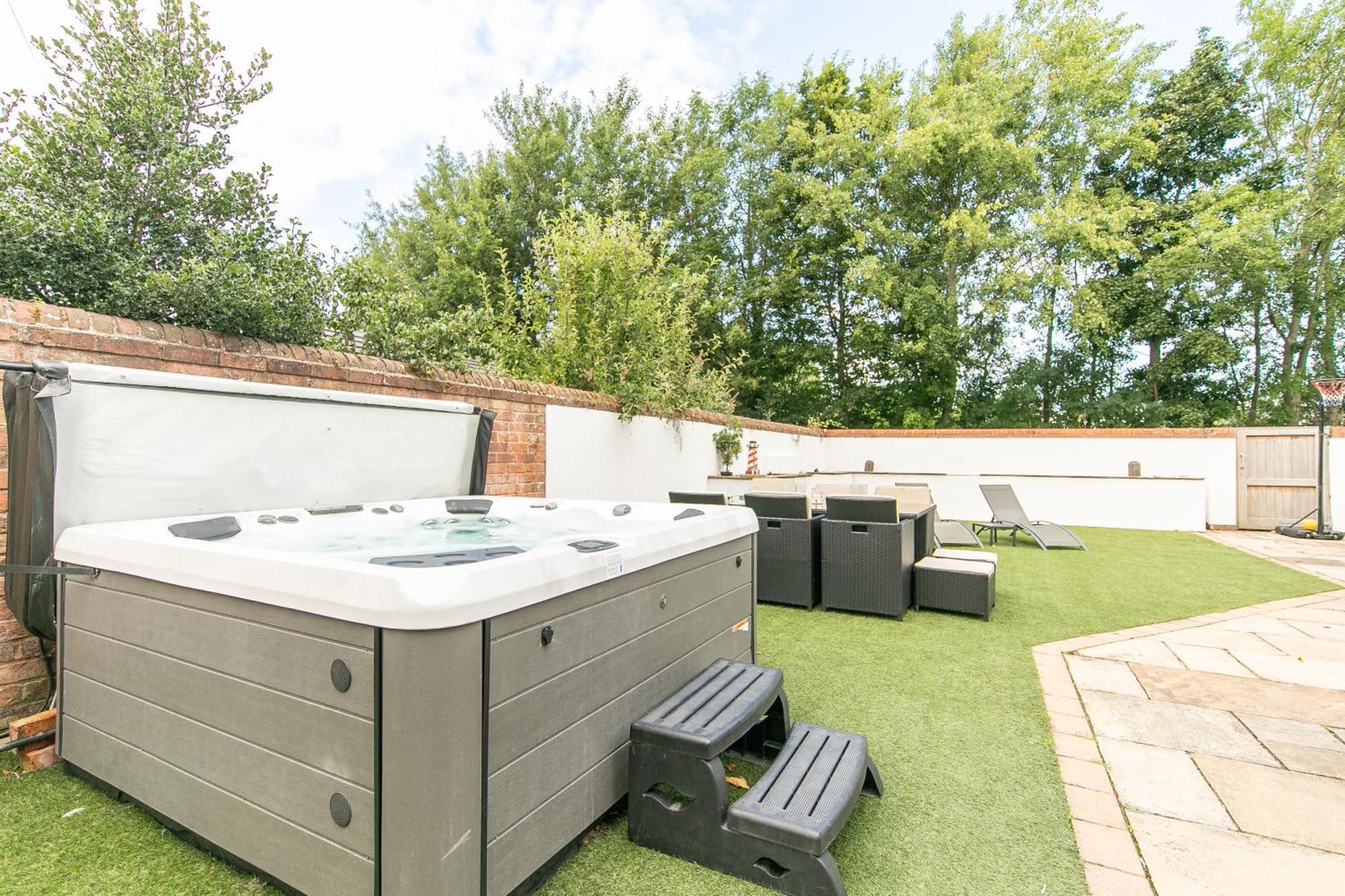 The Hot Tub Townhouse By Holiday Heim Lytham St Annes Exterior photo