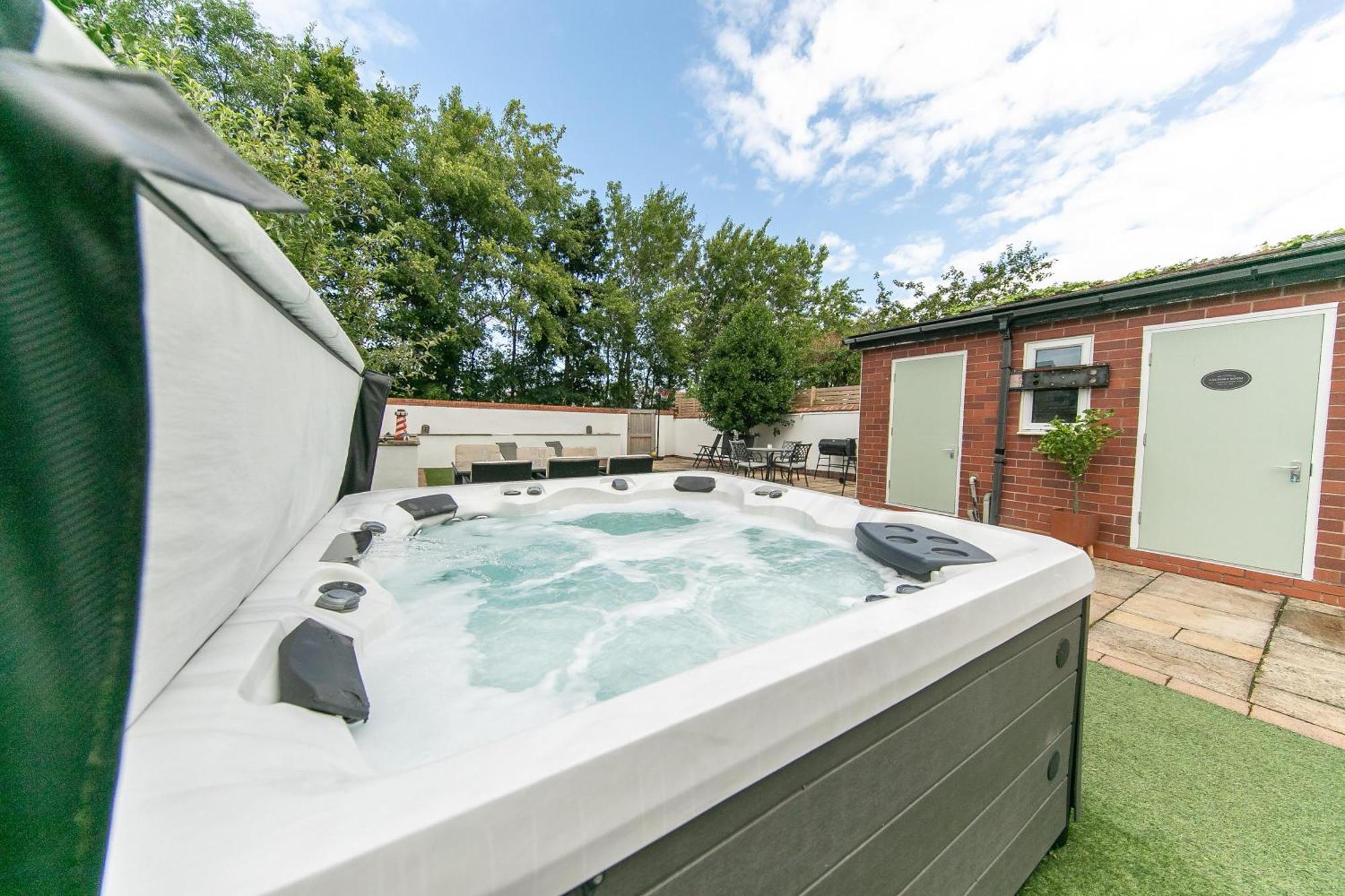 The Hot Tub Townhouse By Holiday Heim Lytham St Annes Exterior photo